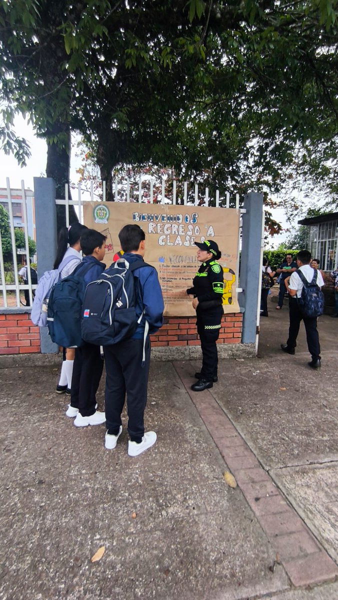 PoliciaCasanare's tweet photo. En Monterrey, @ProteccionPonal , la Policía Nacional, en el marco del REGRESO A CLASES, se desarrollaron jornadas de acompañamiento dirigidas a la comunidad estudiantil de la escuela normal superior  orientadas a fortalecer entornos escolares seguros
#SemanaSantaSegura https://t.co/Ng8LyC629Q