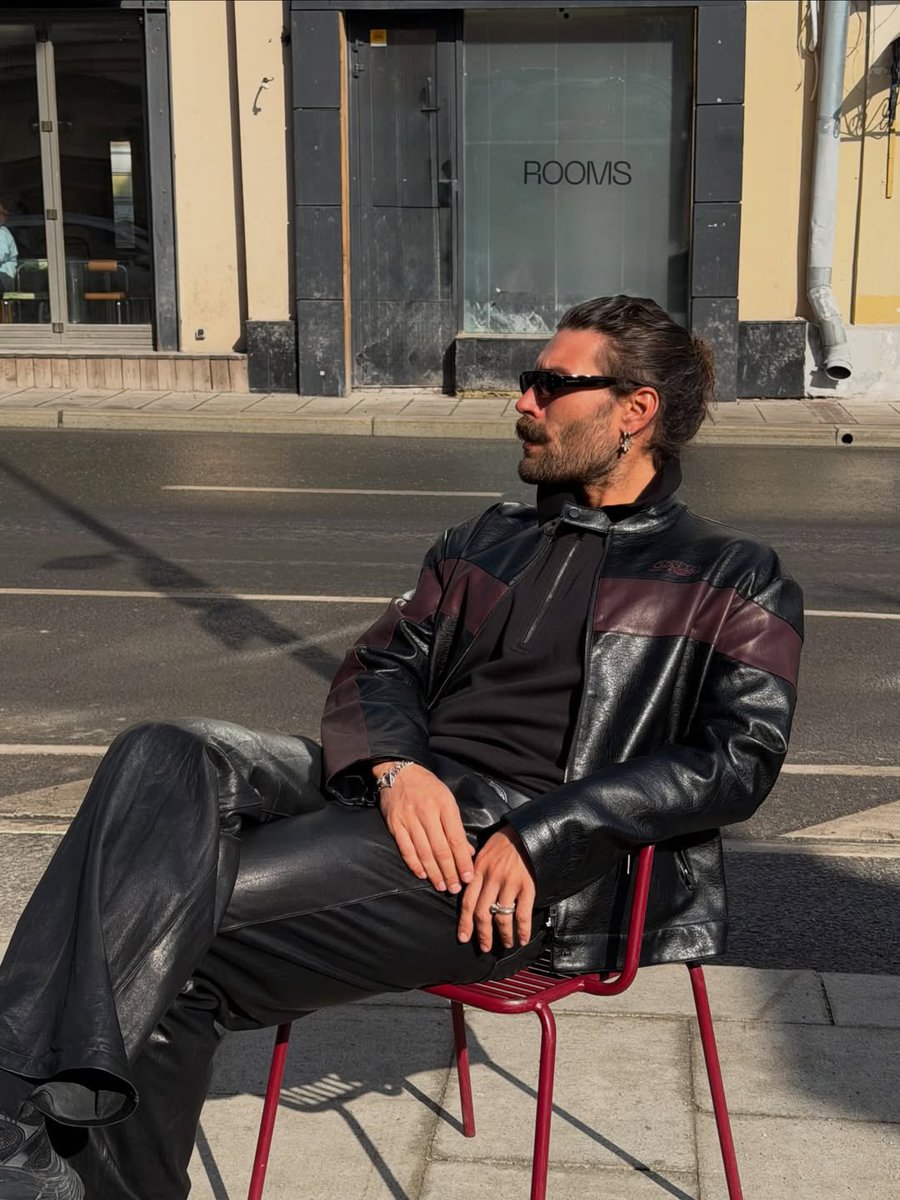 mariolcyrus's tweet image. Ig: grom_bom #blackleatherjacket #leatherjacket #jacket #blackjacket #fetish #leatherjacketfetish #leather #leathermen #leatherman #instagram #men #clothes #menclothes