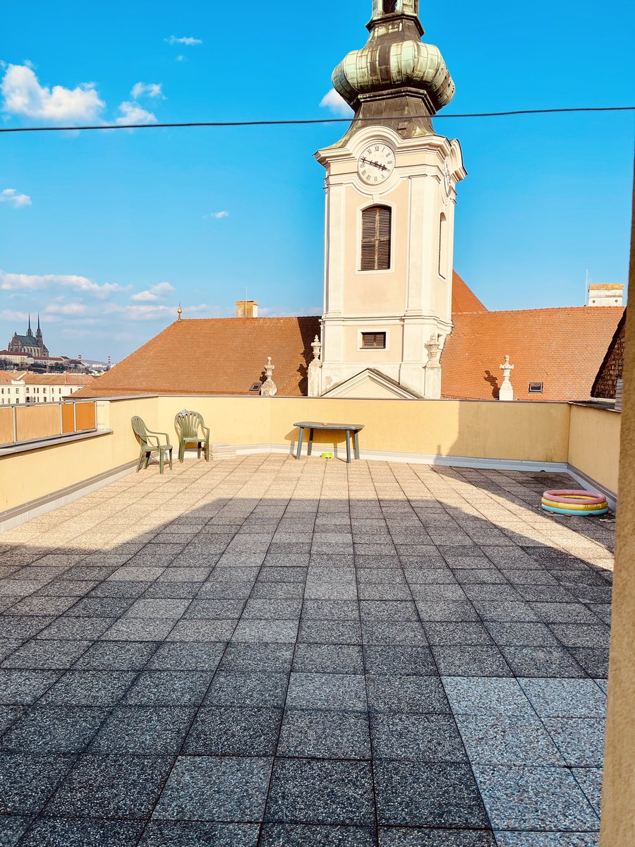 RouleovaHelena's tweet photo. Ahoj všem - jsem aktivní čtenář, nikolivěk přispěvatel - ale mám vás tu všechny ráda a proč to nezkusit: od 05/26 nečekaně přicházím o spolubydlícího.
Nabízím: balkon, obří terasu s výhledem na Špilberk/Petrov - kostel přímo v oknech kuchyně, obří prostory a cena 9k vč energií. https://t.co/IWDQPquBqM