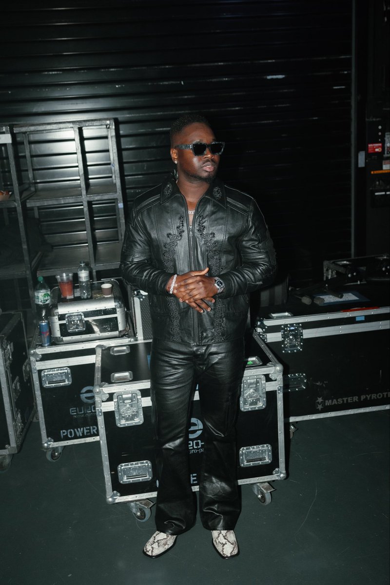 jomapee_yankee's tweet image. 6’3, stepping out in the ÉDITION PANTHÈRE NOIRE jacket by @dr.jcustoms 🖤
Zürich saw it first at #davido #fivealivetour , a real statement piece that lit up the night ⚡️

What we calling this?
⬇️