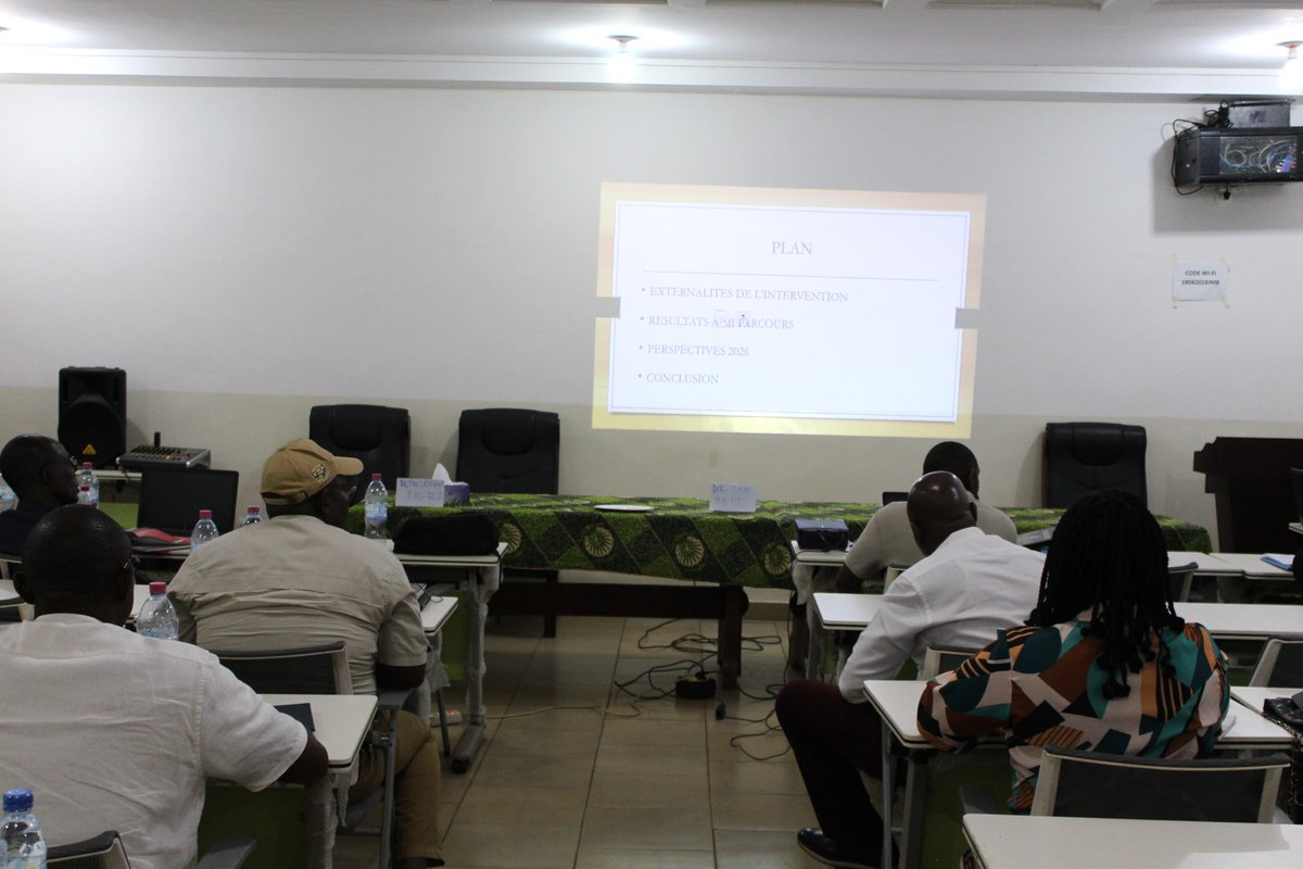 FAOCentrafrique's tweet photo. Clôture à Bangui🇨🇫 de la 6e réunion du comité de pilotage du #Projet_TRI.
 ➡️Sr base des résultats et défis présentés, des orientations st données pr accélérer les activités et assurer la durabilité des acquis. Projet financé par le @GEF pr la restauration des paysages et forêts. https://t.co/CQNqhhmlEA