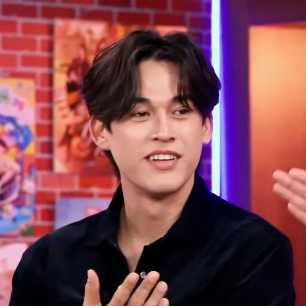 ความลับหลุดมาละ!
1. บนคอนฯ เราจะได้เห็นกวินเต้น
2. กวิ้นซลีกำลังจะพูดได้

JGG FAMILY LIVE HOUSE
#GMMTVLiveHouse
#JossGawin