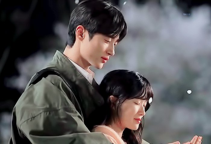 오늘 <선재업고튀어> 방영 2주년이라니..🏃🏻‍♀️💕

매일 머리 풀어헤치며 궁예하고 과몰입하고 정병 얻고 선업튀 본방마다 탐라 대통합 시킨 용두용미 청춘물+타임슬립물 드라마가 선업튀가 유일한 것 같ㄷㅏ.. 솔선재 지금쯤이면 둘이 꽁냥꽁냥 신혼 시절 보내며 행복하게 살고 있겠지😳?