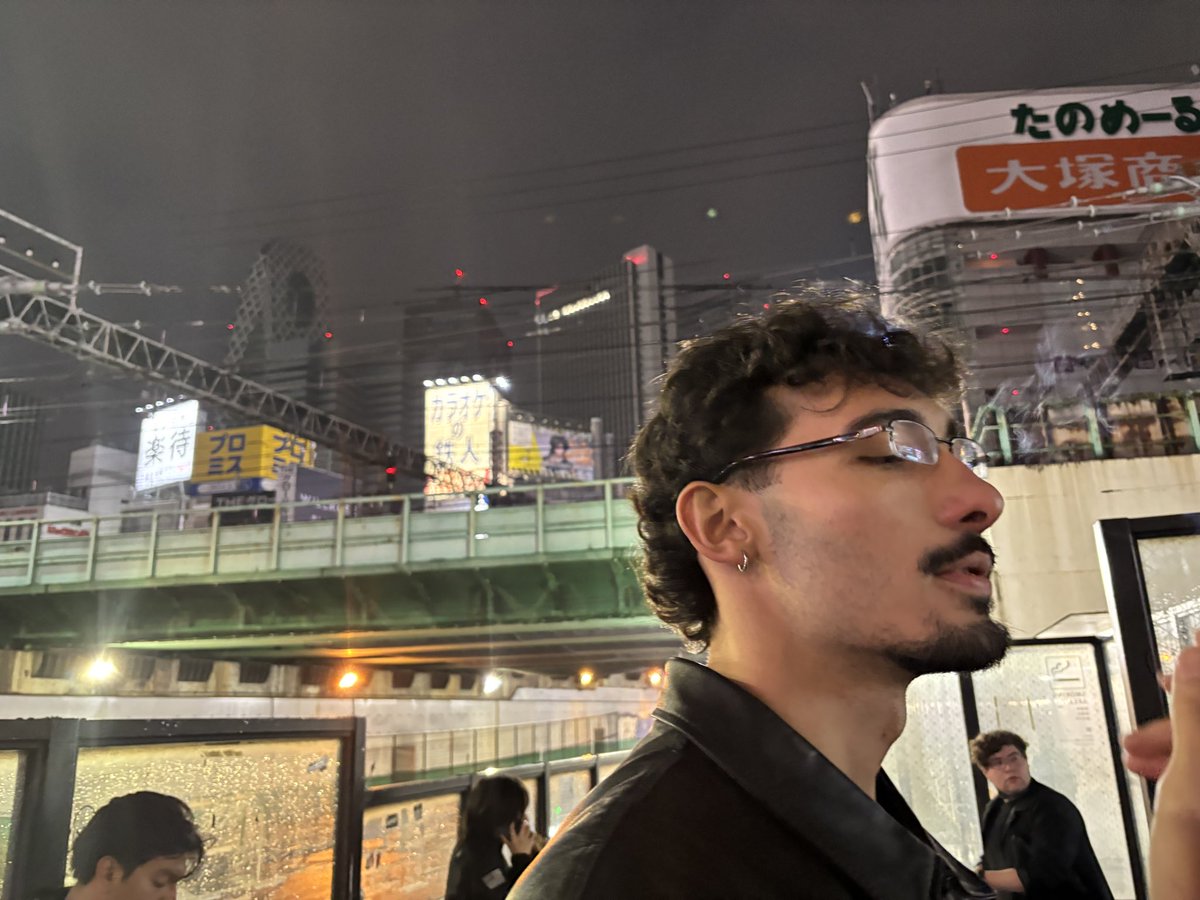 fumando um tabaquinho em shinjuku