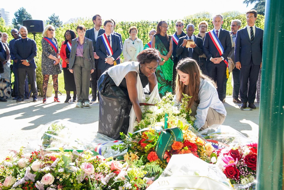 OIFrancophonie's tweet image. La Secrétaire générale de la #Francophonie, @LMushikiwabo, a pris part à la cérémonie organisée par la Ville de Paris à l’occasion de la 32ᵉ commémoration du génocide perpétré contre les Tutsi au #Rwanda.

En présence du Maire de Paris, Emmanuel Grégoire, de l’Ambassadeur du