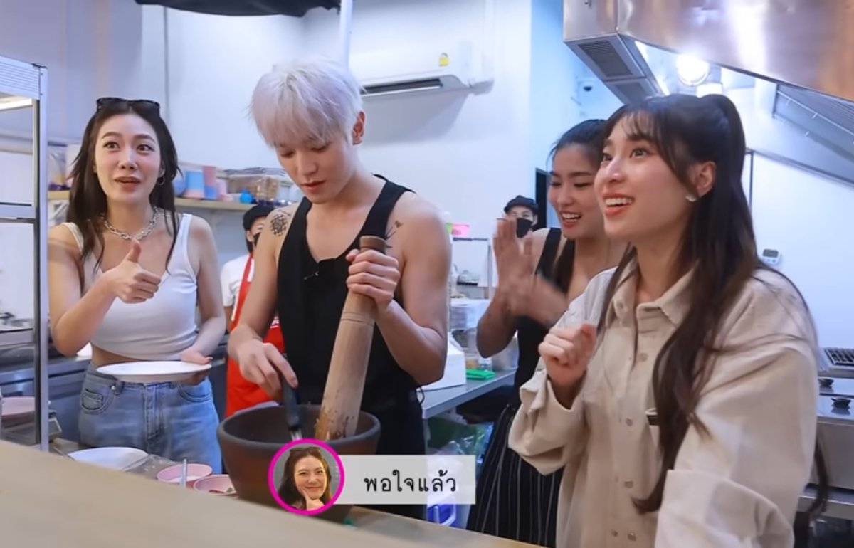 imfallinginrose's tweet photo. กุอยากตั้งชื่อรายการว่าเคะเข้าครัวแล้วเชิญนางมาออกมาก https://t.co/CXyzsFKpe8