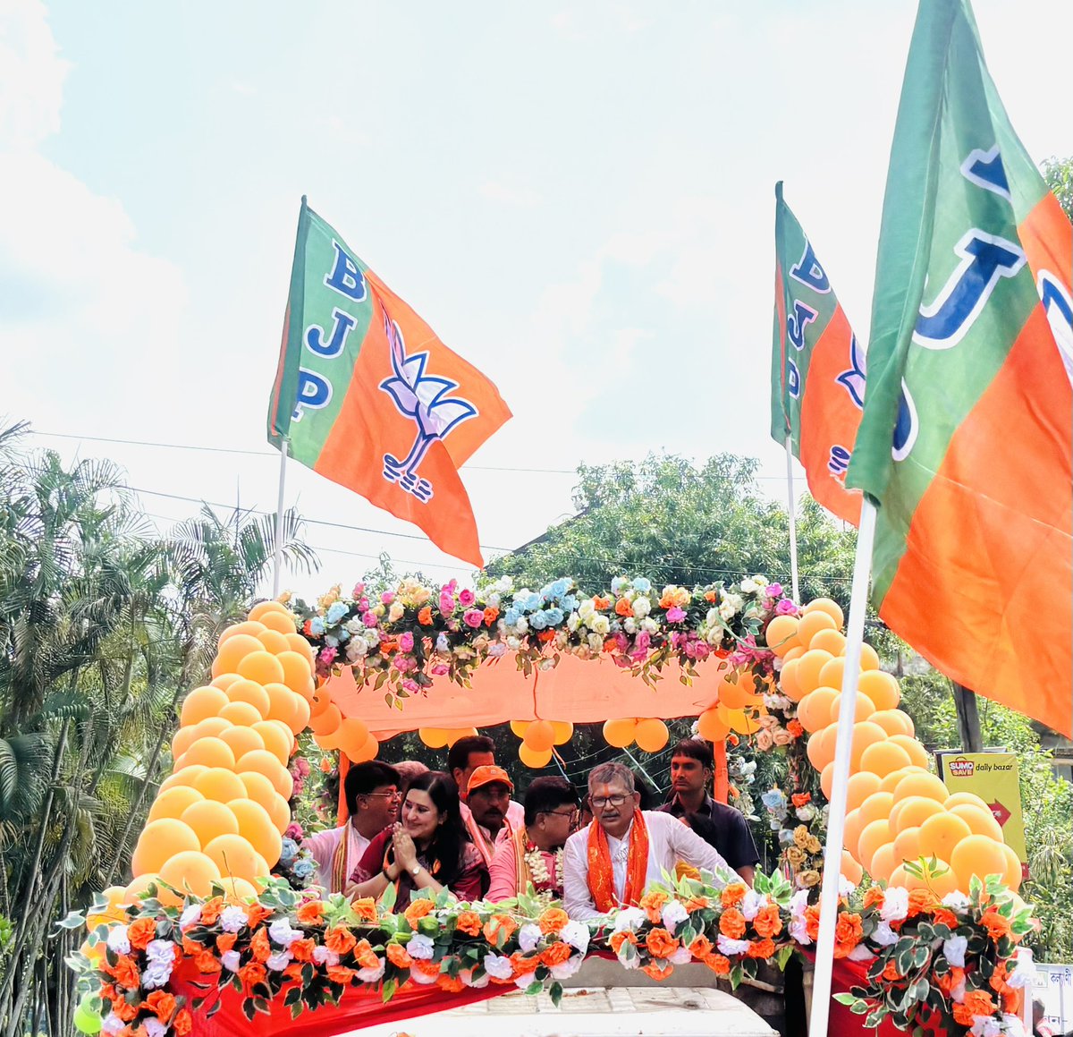 BansuriSwaraj's tweet photo. पश्चिम बंगाल की पुकार; विकास, विश्वास और भाजपा सरकार!

आज पश्चिम बंगाल स्थित श्यामाप्रसाद भवन से कल्याणी एसडीओ कार्यालय तक आगामी विधानसभा चुनाव में चाकदह से भाजपा प्रत्याशी श्री बंकिम चंद्र घोष जी, कल्याणी से श्री अनुपम बिस्वास जी एवं हरिनघाटा से श्री असीम कुमार सरकार जी के नामांकन के अवसर पर उनके समर्थन में आयोजित भव्य रोड शो में सम्मिलित हुई।

इस दौरान जनता का उमड़ा जनसैलाब, अपार स्नेह और जोशपूर्ण समर्थन देख यह स्पष्ट हुआ कि पश्चिम बंगाल अब निर्णायक परिवर्तन के लिए तैयार है। यही जनविश्वास पश्चिम बंगाल के आगामी चुनावों में भाजपा की प्रचंड विजय का आधार बनेगा।

@BJP4India @BJP4Bengal @BJP4Delhi 

#WestBengalElections