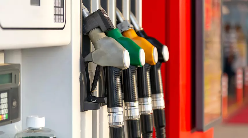 SahinalpBulent's tweet image. Bu gece yarısından geçerli olmak üzere #motorin'e 7,80 TL/litre, #benzin'e 60 kuruş/litre #zam yapıldı.
Bu son zamdan sora Ankara'da motorin'in fiyatı 86 TL'yi geçti, 90 TL'ye doğru hızla gidiyor.
Bu fiyatlarla çiftçi, kamyoncu, lojistikçi ne yapacak?