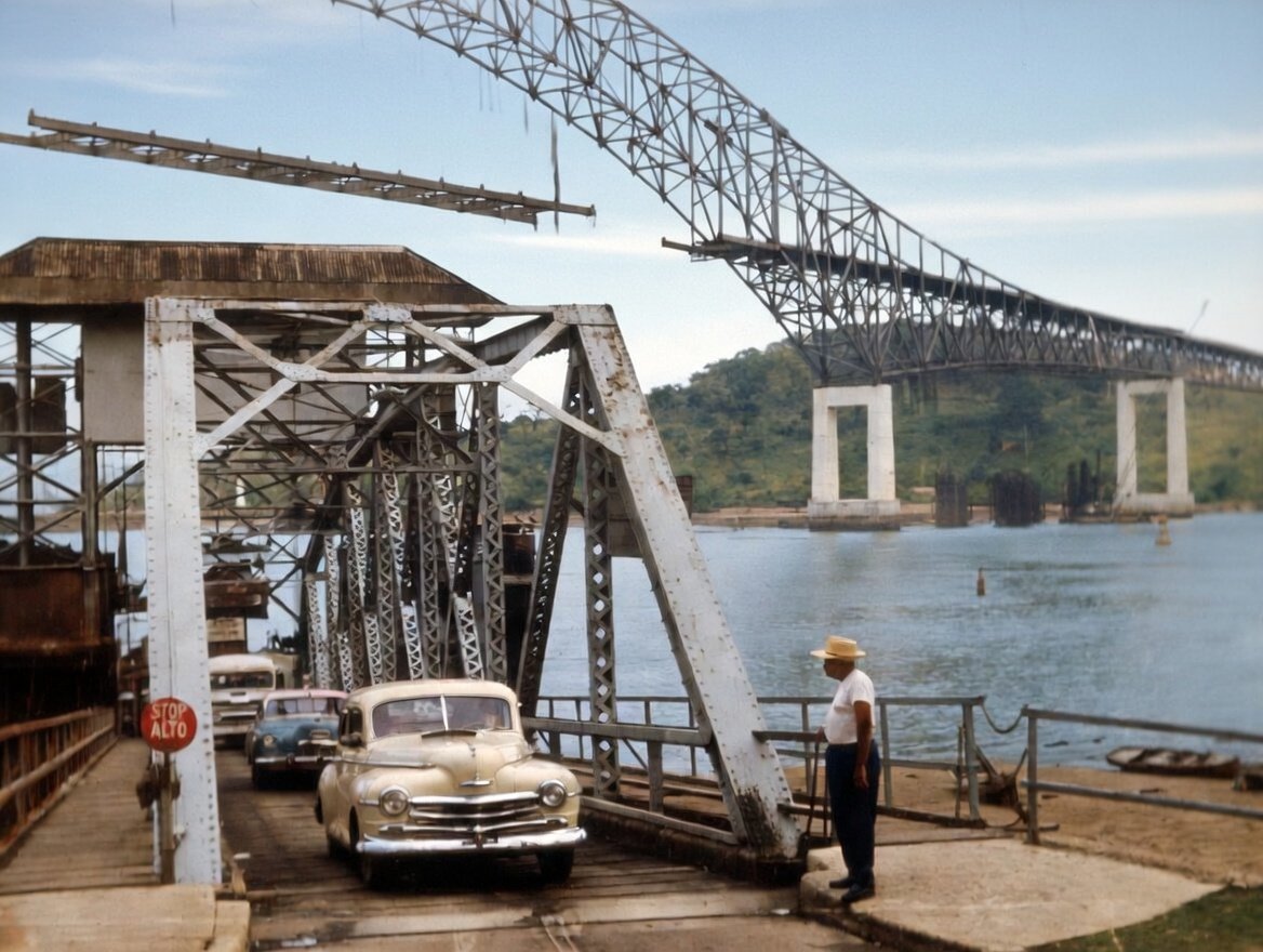 Foto de inicios de 1962, cuando se utilizaba el sistema de ferrys para cruzar de una orilla a otra antes de la inauguración del Puente de las Américas.