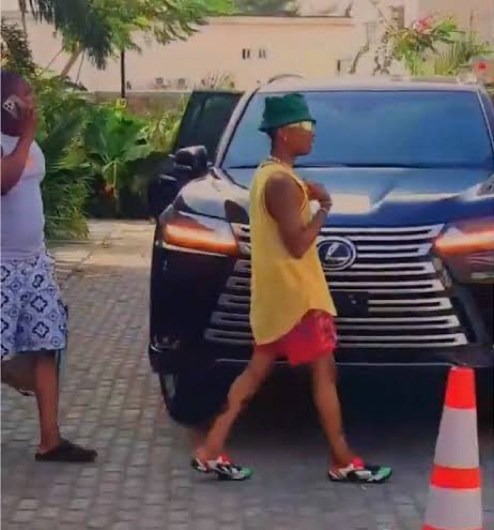 abazwhyllzz's tweet image. Make we no lie one on one, wizkid fit beat Burna boy oo😂