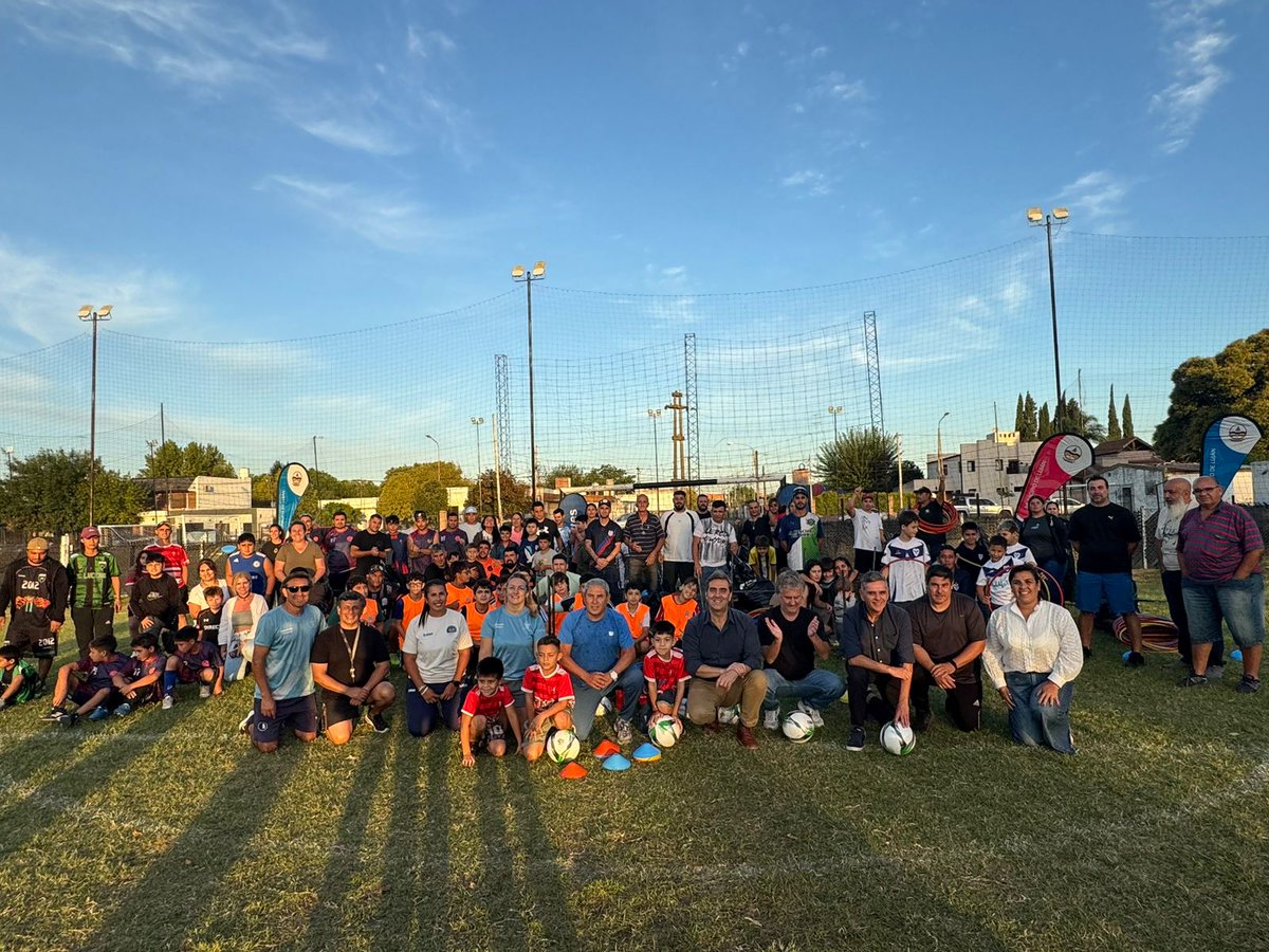 El Intendente Leonardo Boto y la Presidenta de la Fundación Banco Provincia, Micaela Ferraro, encabezaron el acto de entrega de materiales deportivos a escuelas de fútbol infantil vinculadas a ACIFO. ⚽️