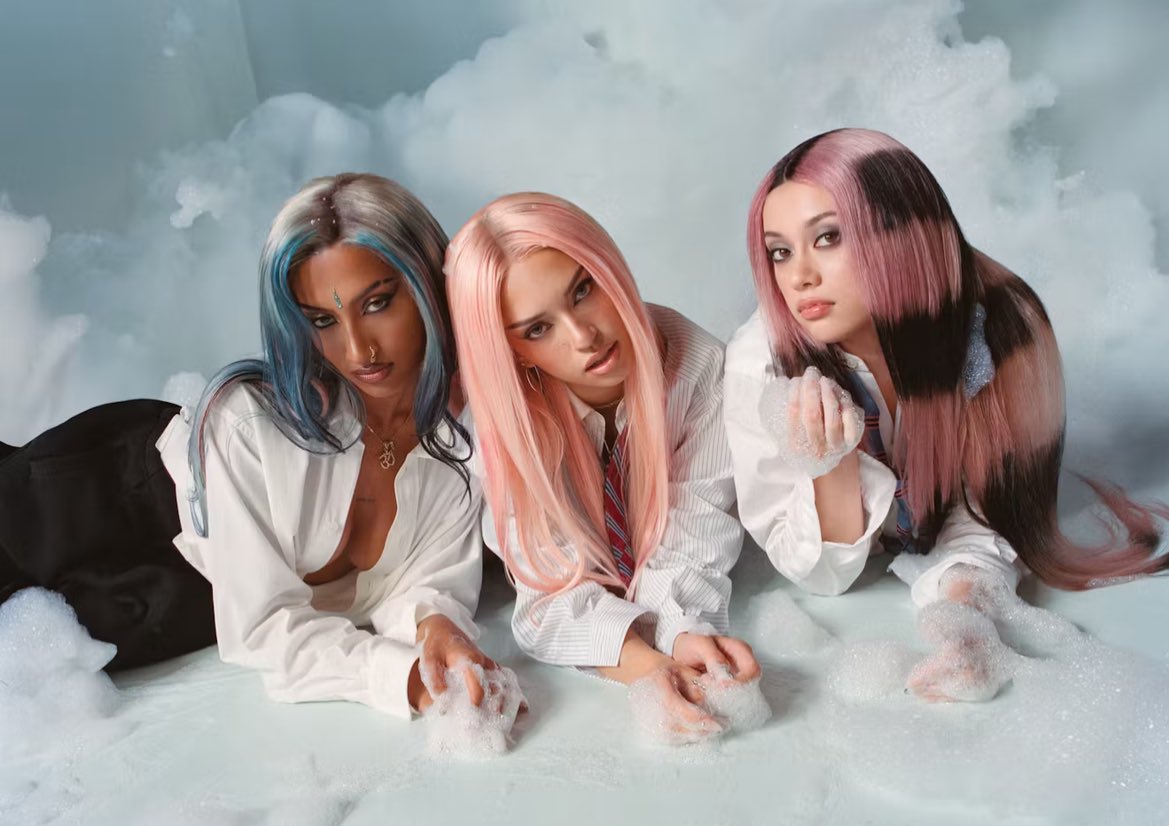 MARZBRAZIL's tweet image. QUE DELICIA! #LARA, DANIELA e MEGAN para a edição de Abril da Nylon Magazine!