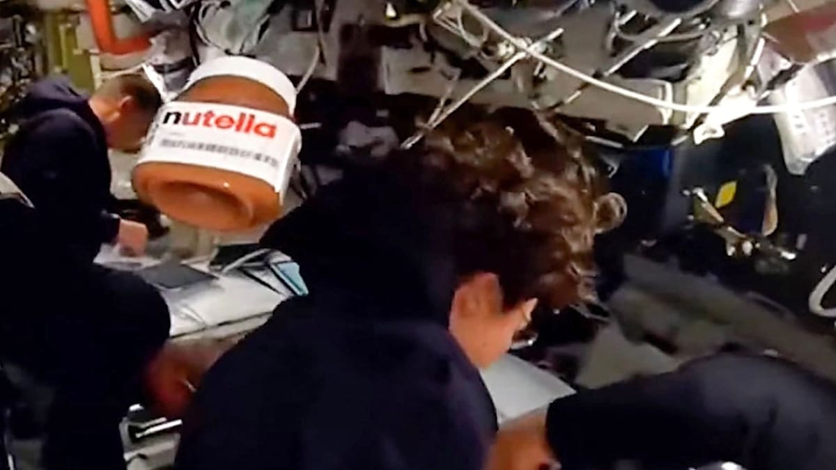 welt's tweet image. Und dann schwebt plötzlich ein Nutella-Glas durch die Raumkapsel to.welt.de/SCs7uBA