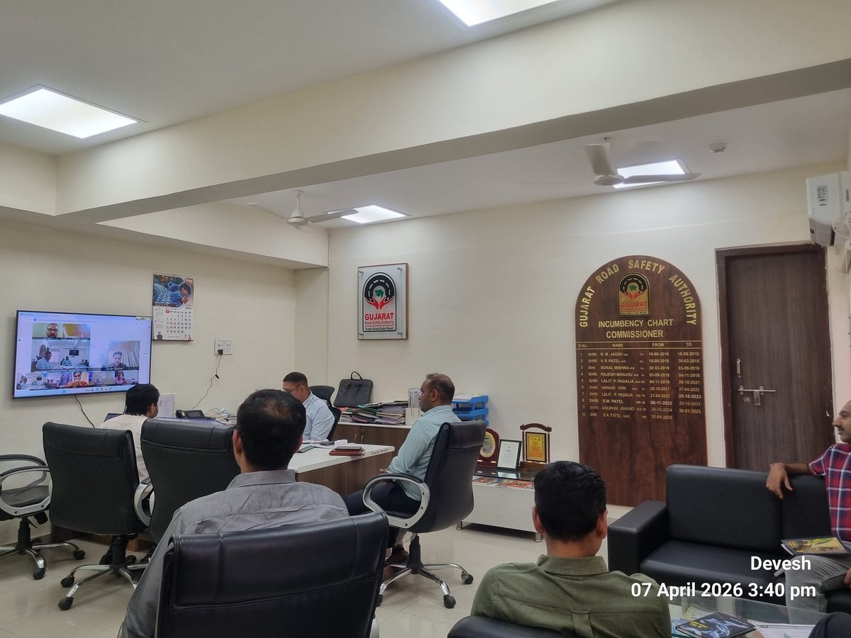 GRSAofficial's tweet photo. (1/2)A review meeting was held with District Youth Officers (My Bharat), RTOs, and CoERS, Indian Institute of Technology Madras to assess progress on Sadak Suraksha Mitra (SSM) and Data-Driven Hyperlocal Interventions (DDHI).
#SadakSurakshaMitra #DataDrivenApproach https://t.co/kFz0WeBYPv