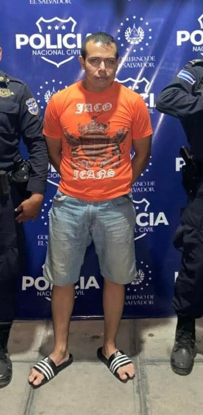 alertanoti's tweet photo. PANDILLERO DE LA 18R ES CAPTURADO TRAS INTIMIDAR A EMPLEADO DE TELEFONÍA EN APOPA

Como Christian Kelvin Elías Rojas, de 32 años de edad, pandillero de la 18R, fue identificado este sujeto denunciado en redes sociales luego de intimidar a un empleado de una empresa de telefonía.

Según reportes, el sujeto portaba una mochila azul y generó temor entre los empleados.

Ocurrió en la colonia Valle Verde de Apopa, San Salvador Oeste.

Tras la denuncia fue capturado y según registros varios miembros de su familia ya están presos en el CECOT.

Será remitido por agrupaciones ilícitas donde enfrentará la Cadena Perpetua.