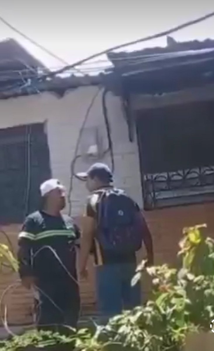 alertanoti's tweet photo. PANDILLERO DE LA 18R ES CAPTURADO TRAS INTIMIDAR A EMPLEADO DE TELEFONÍA EN APOPA

Como Christian Kelvin Elías Rojas, de 32 años de edad, pandillero de la 18R, fue identificado este sujeto denunciado en redes sociales luego de intimidar a un empleado de una empresa de telefonía.

Según reportes, el sujeto portaba una mochila azul y generó temor entre los empleados.

Ocurrió en la colonia Valle Verde de Apopa, San Salvador Oeste.

Tras la denuncia fue capturado y según registros varios miembros de su familia ya están presos en el CECOT.

Será remitido por agrupaciones ilícitas donde enfrentará la Cadena Perpetua.