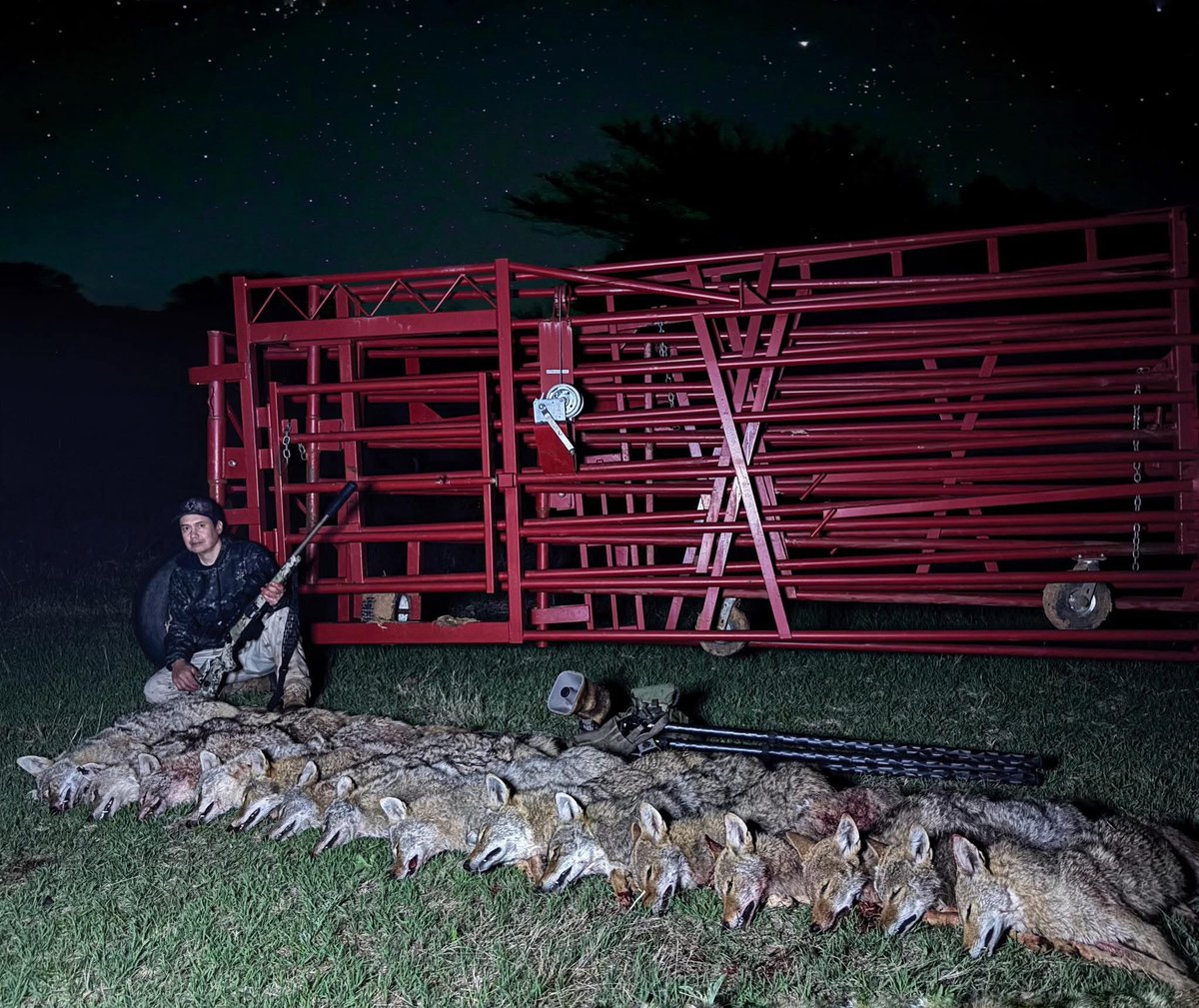 FOXPROInc's tweet photo. Jeremy Nickel is unstoppable. 🐺 
#FOXPRO #DiligentDefense #CoyoteHunting #WeLiveForThis https://t.co/2boy78lLzw