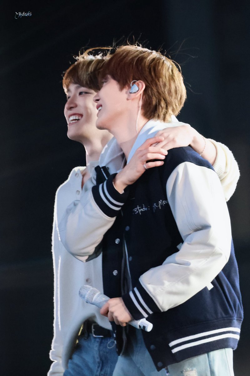 this fake hater… pretending to not like the embrace but ended up holding his dongsaeng fingers with a big smile