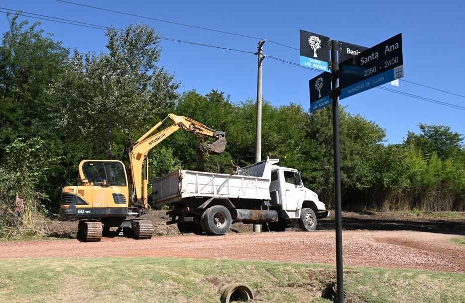 Plan de Mejoramiento Vial en el barrio Las Acacias y El Ceibo

🚧Se realizaron 1500 metros lineales con el objetivo de optimizar la circulación. Las tareas incluyen zanjeo, limpieza de cunetas, entoscado y abovedado con aporte de piedra partida como capa de rodamiento