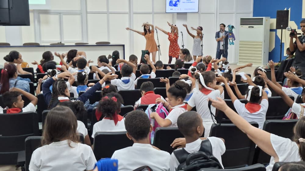 WalterBG_MES's tweet photo. Emotiva mañana en la @universidad_uci, en el cierre y premiación del concurso "Fidel y la Informática", con los niños del proyecto https://t.co/OSJU8uFifp.
El legado de #FidelPorSiempre para forjar el futuro de #Cuba. 
Esta es la #UniversidadCubana
#100AñosConFidel #UnidosXCuba https://t.co/IHuK9UPQKx