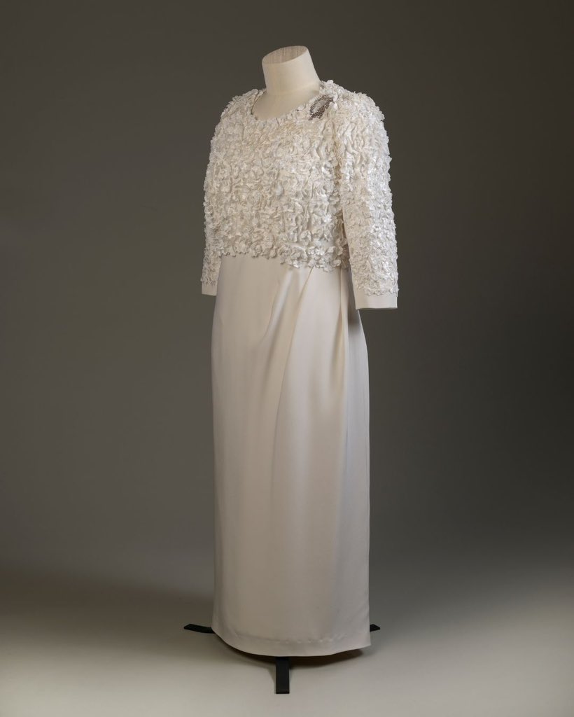 sarahdiaryz's tweet image. The white long-sleeved gown was designed by Angela Kelly, worn by Queen Elizabeth II for her State Visit to Ireland in 2011.

#throwback Queen Elizabeth II wore this gown at a dinner, hosted by Irish President Mary McAllese, at Dublin Castle on May 18, 2011 in Dublin, Ireland 🇮🇪