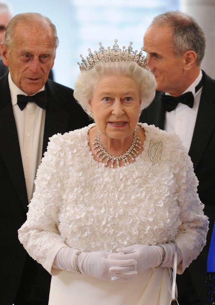 sarahdiaryz's tweet image. The white long-sleeved gown was designed by Angela Kelly, worn by Queen Elizabeth II for her State Visit to Ireland in 2011.

#throwback Queen Elizabeth II wore this gown at a dinner, hosted by Irish President Mary McAllese, at Dublin Castle on May 18, 2011 in Dublin, Ireland 🇮🇪