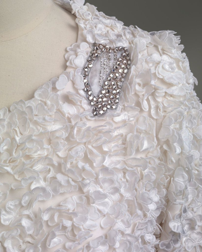 sarahdiaryz's tweet image. The white long-sleeved gown was designed by Angela Kelly, worn by Queen Elizabeth II for her State Visit to Ireland in 2011.

#throwback Queen Elizabeth II wore this gown at a dinner, hosted by Irish President Mary McAllese, at Dublin Castle on May 18, 2011 in Dublin, Ireland 🇮🇪