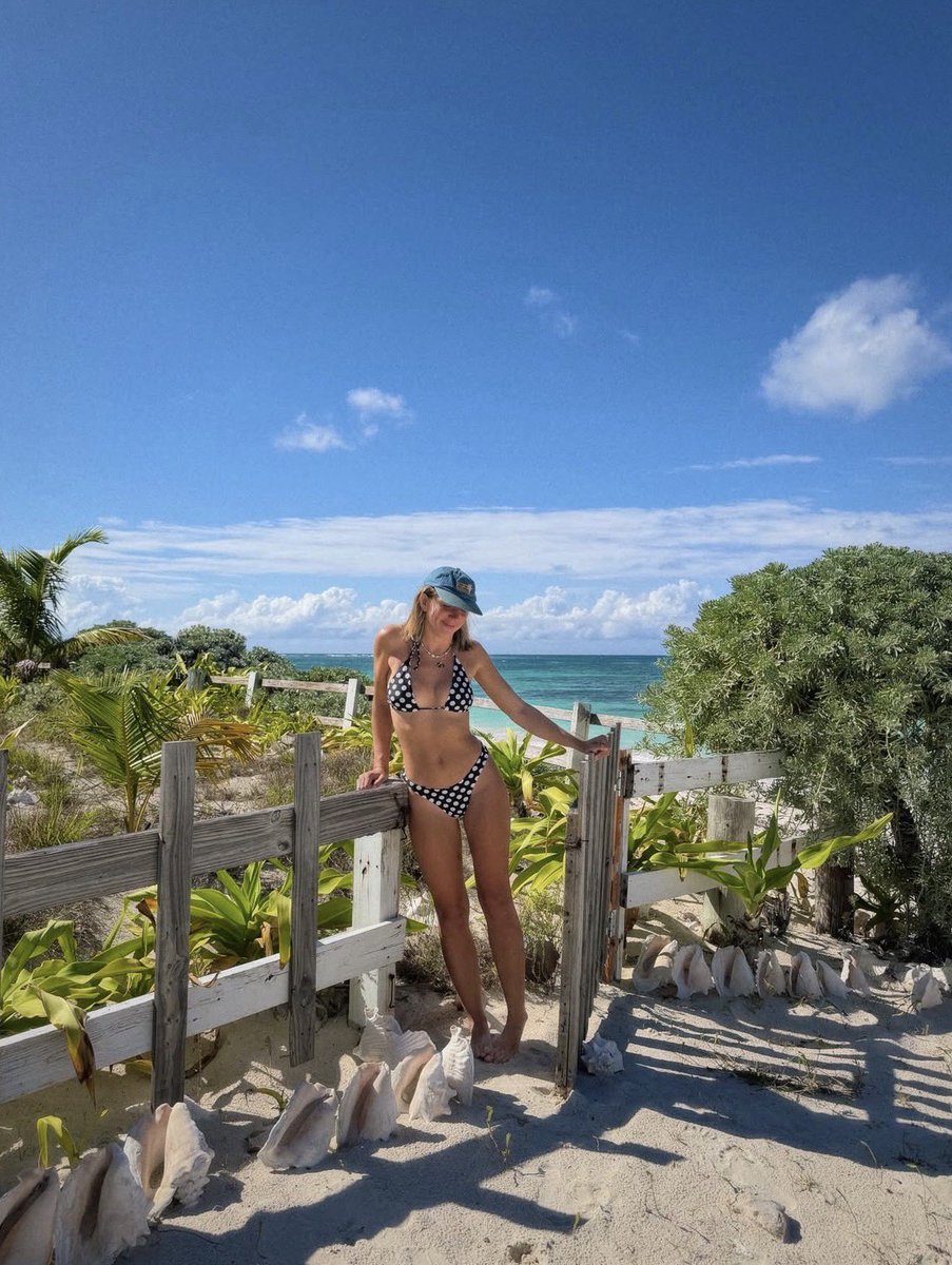 BarbaraBrighto1's tweet photo. The water in Anegada >> https://t.co/qSEAIHM4rH