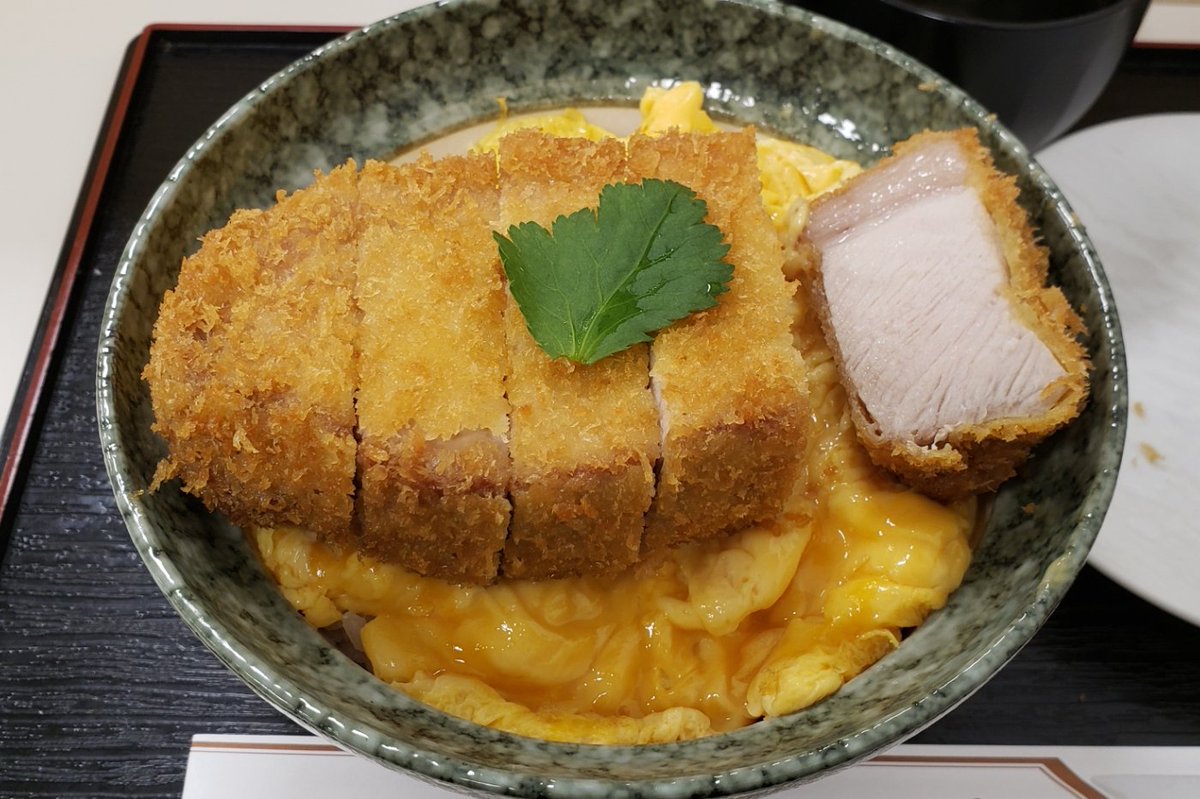 kin_shio's tweet photo. 新宿でやってたせっかくグルメの博覧会に一瞬だけ行ったよ！！

➁➂#かつ丼あらた さんのロースかつ丼！🐷
2.5cmの厚さのカツでお肉はしっとり、ごはんの上の半熟たまごも美味ぃ😋💕
(10分でかきこんだからもっと味わいたかったー！)

➃お土産のバナナあんぱん🍌
ラス２でセーフ！食べるの楽しみー♪ https://t.co/3FUJIatzC4