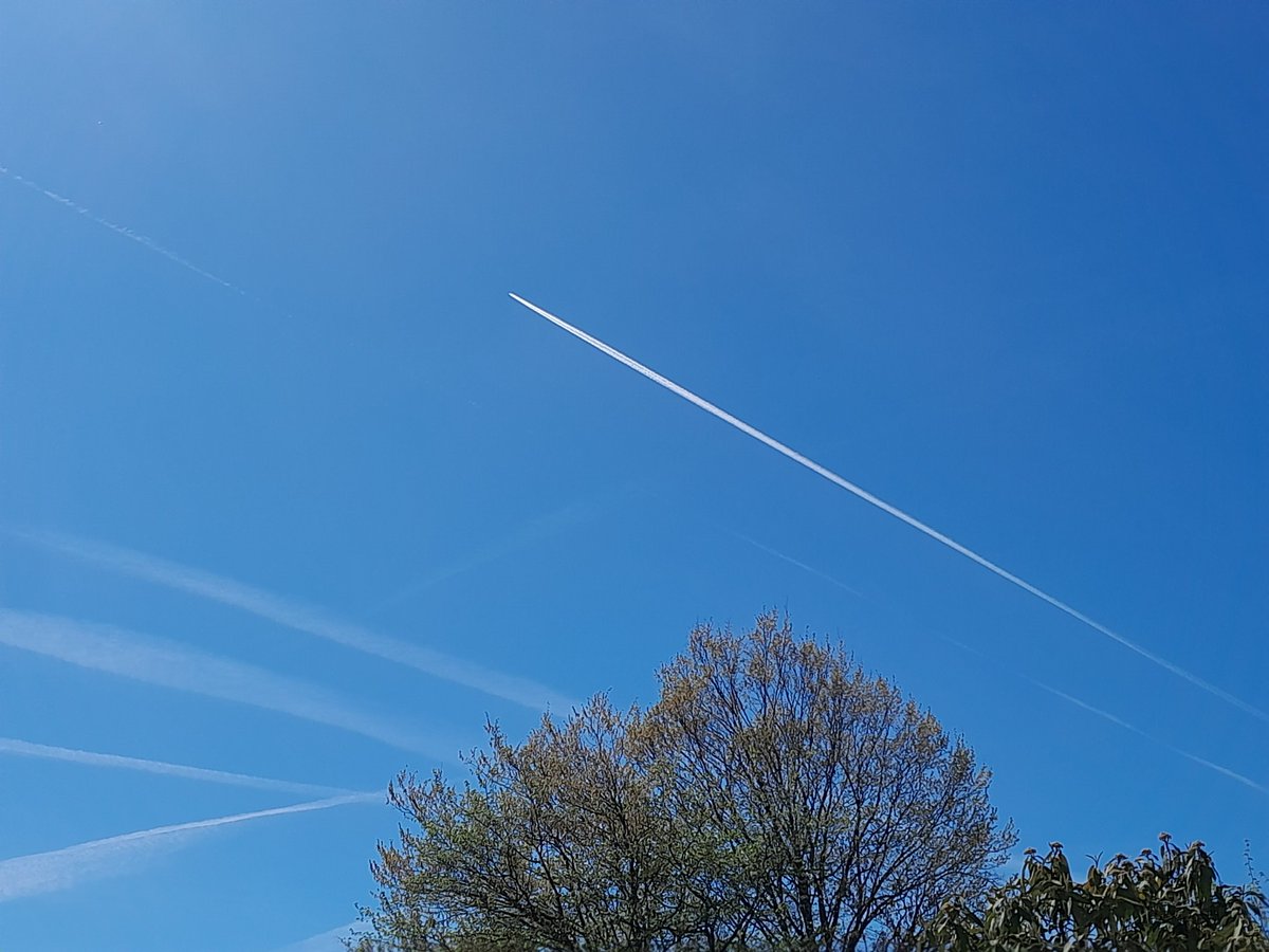 geistfunkenatom's tweet photo. #GeoEngineering Skybastards im Anflug. Immer mehr von ihnen tauchen nun auf und vermilchen den Himmel🫣 https://t.co/55vImrDC50