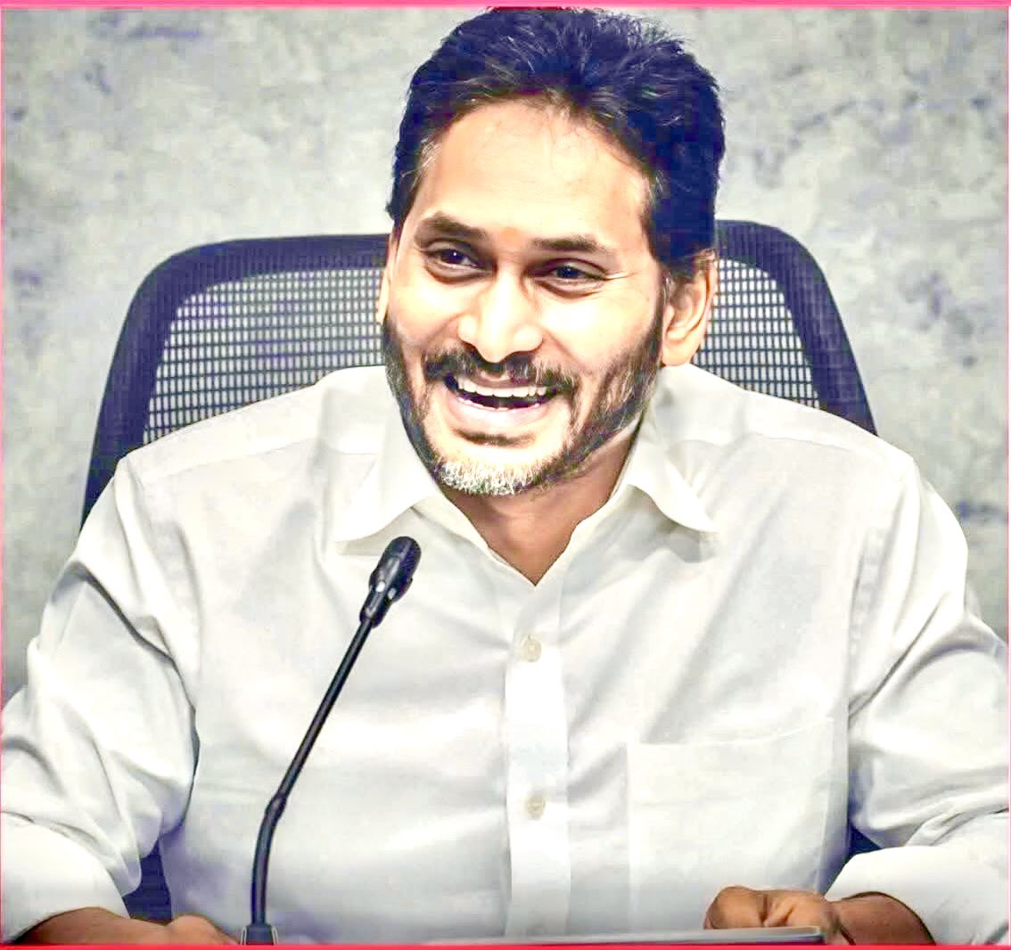 MannuNakka's tweet photo. 𝗬𝗼𝘂 𝘄𝗶𝗹𝗹 𝗰𝗼𝗻𝘁𝗶𝗻𝘂𝗲 𝘁𝗼 𝘀𝘂𝗳𝗳𝗲𝗿 𝗶𝗳 𝘆𝗼𝘂 𝗵𝗮𝘃𝗲 𝗮𝗻 𝗲𝗺𝗼𝘁𝗶𝗼𝗻𝗮𝗹 𝗿𝗲𝗮𝗰𝘁𝗶𝗼𝗻 𝘁𝗼 𝗲𝘃𝗲𝗿𝘆𝘁𝗵𝗶𝗻𝗴 𝘁𝗵𝗮𝘁 𝗶𝘀 𝘀𝗮𝗶𝗱 𝘁𝗼 𝘆𝗼𝘂. 𝗧𝗿𝘂𝗲 𝗽𝗼𝘄𝗲𝗿 𝗶𝘀 𝘀𝗶𝘁𝘁𝗶𝗻𝗴 𝗯𝗮𝗰𝗸 𝗮𝗻𝗱 𝗼𝗯𝘀𝗲𝗿𝘃𝗶𝗻𝗴 𝘁𝗵𝗶𝗻𝗴𝘀 𝘄𝗶𝘁𝗵 𝗹𝗼𝗴𝗶𝗰. 𝗧𝗿𝘂𝗲 𝗽𝗼𝘄𝗲𝗿 𝗶𝘀 𝗿𝗲𝘀𝘁𝗿𝗮𝗶𝗻𝘁. 𝗜𝗳 𝘄𝗼𝗿𝗱𝘀 𝗰𝗼𝗻𝘁𝗿𝗼𝗹 𝘆𝗼𝘂 𝘁𝗵𝗮𝘁 𝗺𝗲𝗮𝗻𝘀 𝗲𝘃𝗲𝗿𝘆𝗼𝗻𝗲 𝗲𝗹𝘀𝗲 𝗰𝗮𝗻 𝗰𝗼𝗻𝘁𝗿𝗼𝗹 𝘆𝗼𝘂. 𝗕𝗿𝗲𝗮𝘁𝗵𝗲 𝗮𝗻𝗱 𝗮𝗹𝗹𝗼𝘄 𝘁𝗵���𝗻𝗴𝘀 𝘁𝗼 𝗽𝗮𝘀𝘀 - Warren Buffett

That quote really captures the core of Jagan Mohan Reddy’s mindset in calm, observant, and almost untouchable because he refuses to be emotionally pulled into chaos.

What makes it resonate is the emphasis on restraint as strength. Most people think power is reacting quickly or dominating a situation, but this perspective flips that idea.

Staying still when provoked
Thinking before reacting
Letting emotions pass instead of acting on them

That’s a kind of control most people struggle with, which is why it feels powerful.