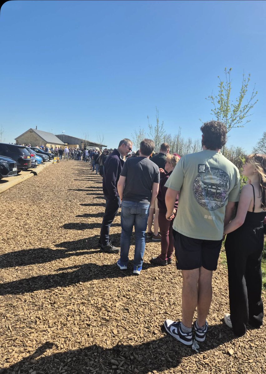 rogercox6's tweet photo. This isn’t normal why are people queuing for a ripoff farm shop, they won’t support their local farmers shops but will drive two hours to experience this madness then visit his pub afterwards yet won’t support their local #jeremyclarkson https://t.co/zeJvFdg1Tz