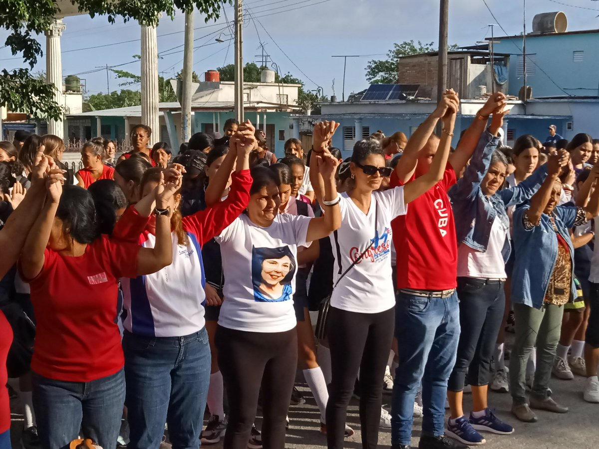 Celebramos el natalicio de Vilma Espín Guillois, una #MujeresEnRevolución . Nos armamos de sus principios revolucionarios y denunciamos el injusto y criminal bloqueo contra #Cuba.
#SanctiSpíritusEnMarcha