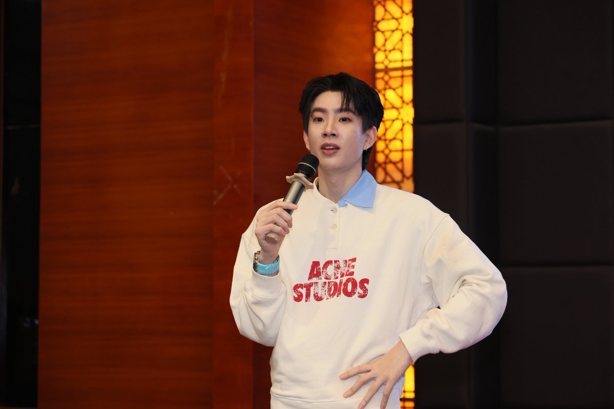 Sasa_X2109's tweet image. Hi Handsome 💚💚💚

官方花絮图

#OffFSinGuangzhou 
#ออฟจุมพล #OffJumpol