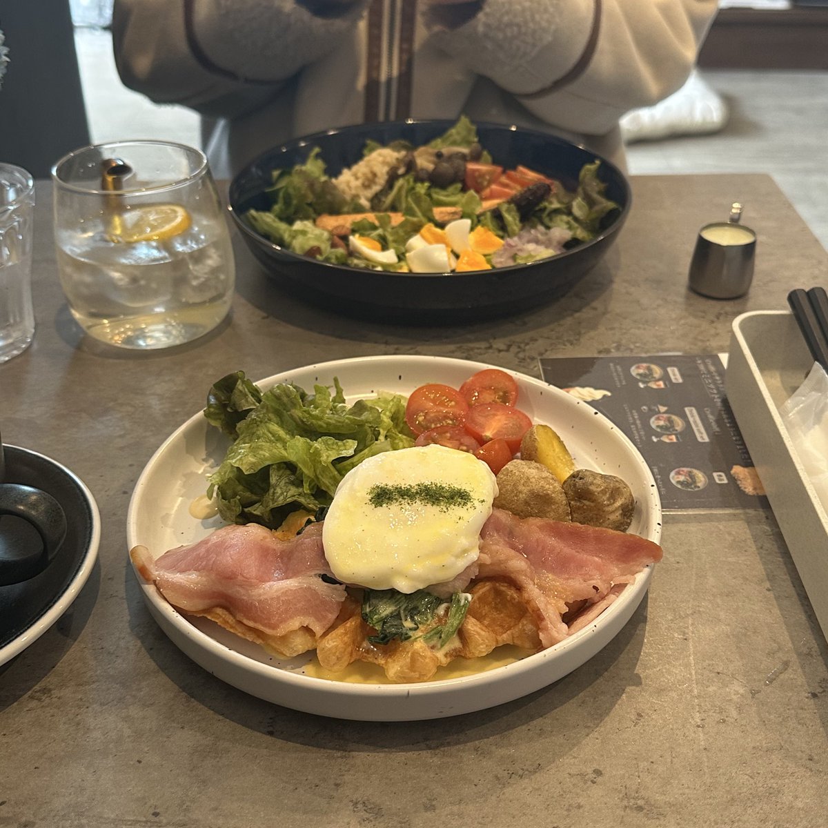 mx__0071's tweet photo. 可愛いわんちゃんがいるカフェ🐾 https://t.co/jW9WHWoUcf