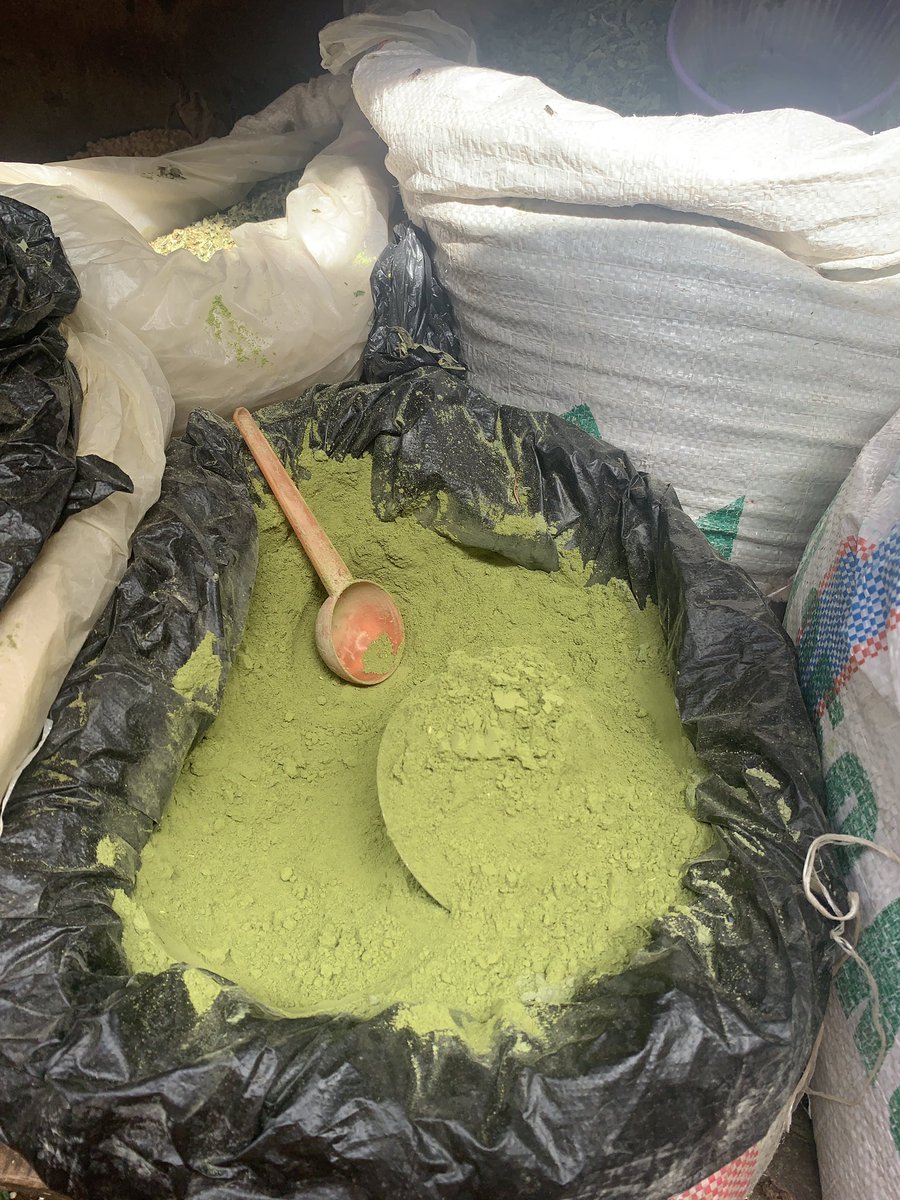 Mulatakobae's tweet photo. Depuis que j’ai ma voisine Ici 
Je mange tellement bien 
Aujourd’hui elle m’a fait découvrir cette poudre  le "dad'dawa" 
 En fufuldé c'est le ɓoko (feuilles de baobab).
Tu peux cuisiner ça comme le gombo ou le kelen kelen. Tu peux aussi choisir de faire mijoter ça pour ta sauce https://t.co/DXUfvtGLCU