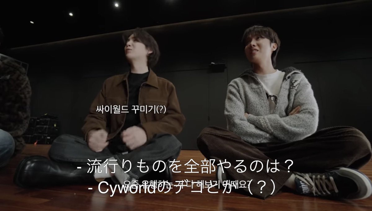 davidpark890802's tweet photo. 今日のタルバン補足
韓国人じゃないとなかなか理解しづらいものが一部あったかと思うので、少しだけ補足します。

①韓国の昔のバラエティ番組
・地下鉄と競走→日本でもありましたが、人と電車の走り勝負的なものです。「무한도전 / ムハントジョン」という日本のめちゃイケに似たような番組でやっていた企画です
・TVは愛を乗せて→こちらはそのまま番組名で、学生時代などの恩師や初恋の人に久々に会うという内容です。当時はスマホとかがなかったので、連絡先を知らないということが普通だったので、結構人気のある番組でした。
・1万ウォンの幸せ→こちらも番組名で、芸能人に1万ウォンで1週間を過ごしてもらうという内容のものです。
・スクール・アタック→こちらは割と最近までやってたので、ご存じの方も多いと思いますが、アーティストが学校にサプライズ訪問し、ステージを披露する番組です。日本でも同じようなものがあるかと思いますが、ほぼ同じ内容です。
・ゲリラ・デート→こちらは実際のデートというものではなく、芸能人が突然街に現れ、その場で一般人といろんな話をするというものです。

②Cyworld
・今はサービス終了していますが、韓国のMixi的な存在のものでした。

③足球やろう
・足球自体はインザスープなどでやってたので、ご存知かと思いますが、足球やろうの発音が韓国語の「くたばれ」に似ているため、発音に気をつけようとなっていたということです