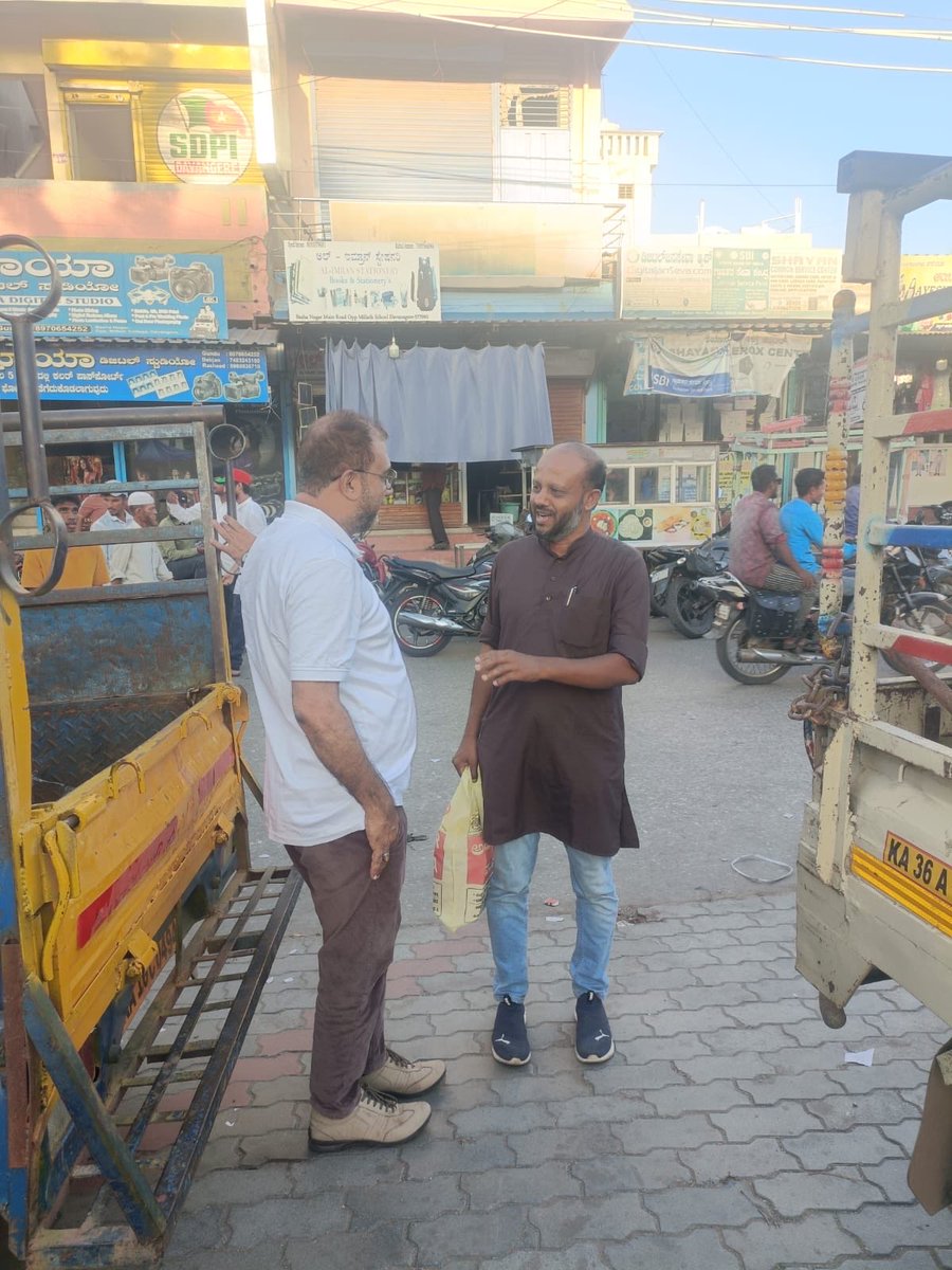 tanveerETS's tweet photo. ಊರಿನಲ್ಲಿ ಪಕ್ಷದ ನಾಯಕರು ಪರ ಊರಿನಲ್ಲಿ ಸಾಮಾನ್ಯ ಕಾರ್ಯಕರ್ತರು. ದಾವಣಗೆರೆ ಚುನಾವಣಾ ಕಾರ್ಯ ನಿಮಿತ್ತ ಪಯಣದಲ್ಲಿ,ಇವರು ಯಾರು ಗೊತ್ತಾ ಒಬ್ಬರು ದಕ್ಷಿಣ ಕನ್ನಡ ಎಸ್ಡಿಪಿಐ ಜಿಲ್ಲಾಧ್ಯಕ್ಷ ಅನ್ವರ್ ಸಾದಾತ್ ಮತ್ತೋರ್ವರು ನಿಕಟಪೂರ್ವ ಜಿಲ್ಲಾಧ್ಯಕ್ಷ ಅಥಾವುಲ್ಲ ಜೋಕಟ್ಟೆ.

#ಸ್ವಾಭಿಮಾನಕ್ಕಾಗಿಈಸಲಎಸ್ಡಿಪಿಐ https://t.co/SjxMGyML9c