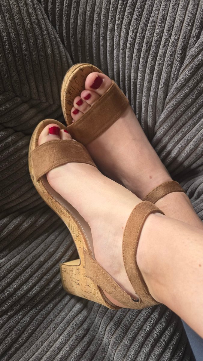 Lizzy1215667's tweet photo. Can't look away...can you?
 
@modelssecret_
@FeetPics 
@slavekane 
@rt_domm 
@goodrtboy90
@rt_feet

#heels #footfetısh  #findom #femdom #toes #footpictures https://t.co/WQHSoXu1nm
