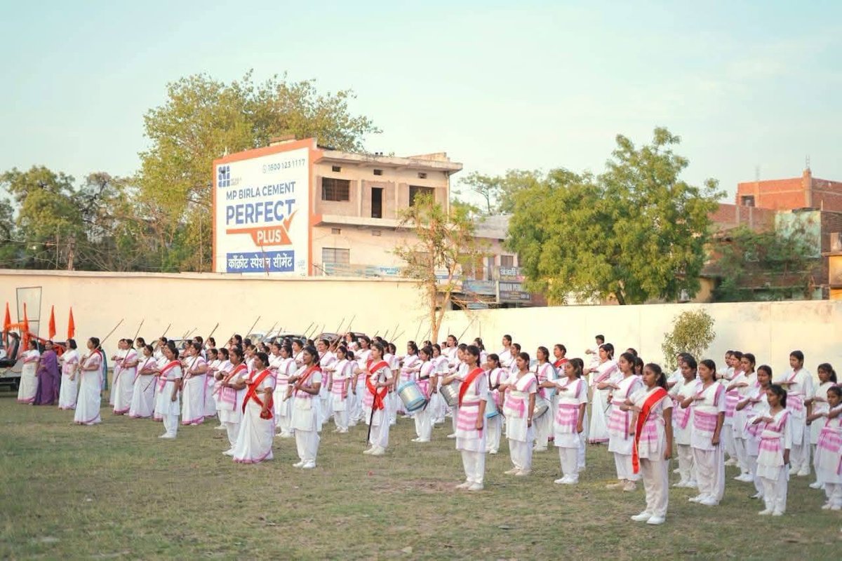 joy_0484's tweet image. जीवन पुष्प चढ़ा चरणों में, मांगे मातृभूमि से यह वर 
तेरा वैभव अमर रहे माँ, हम दिन चार रहें ना रहें!

राष्ट्र की सांस्कृतिक और वैचारिक रक्षा के लिए समर्पित 'राष्ट्र सेविका समिति', नागौद (सतना)। 

राष्ट्र प्रथम, सदैव प्रथम 🚩

#RashtraSevikaSamiti  #RSS