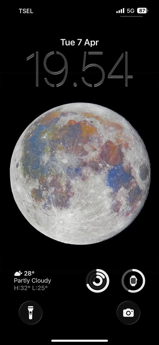 oneuios's tweet image. Show me your moon wallpaper 🥺