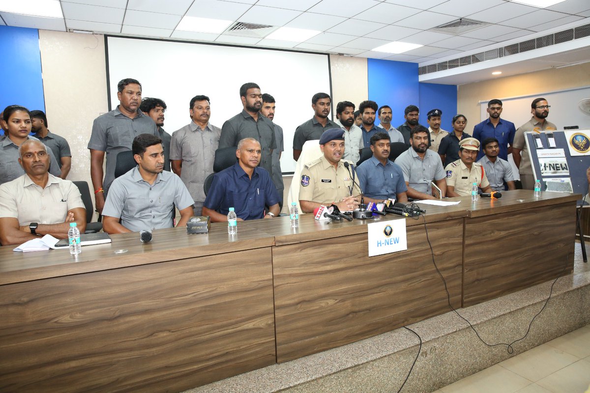 NewsMeter_In's tweet photo. @hydcitypolice crackdown on #drug network
H-NEW, with #Chilkalguda, #SanathNagar & #Adibatla PS, busted an #interstate #drugracket.
5 held (1 interstate peddler, 1 local peddler, 3 sub-peddlers); contraband, vehicles, phones & cash worth ₹63.65 lakh seized.
Chilkalguda: Sai Nikhil Yadav held with 115g #MDMA (₹11.5L).
#SanathNagar: Simhachalam & Venu caught with 1005g #hashoil (₹12.75L).
#Adibatla: Akshay Patel & Aditya Vardhan held with ecstasy, OG, LSD + assets (₹39.4L)
Accused used #socialmedia, #courierservices & #encryptedapps to run the #network.
Police urge public vigilance & to report drug activity.