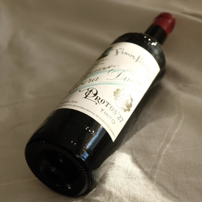 Bodegas_Protos's tweet photo. En una botella de #Protos27 se plasman 10 años de trabajo e investigación en la mejora de las técnicas de cultivo, caracterización de viñedos y de barricas y uso de levaduras autóctonas. 🍷 https://t.co/cgc5RDHmAZ