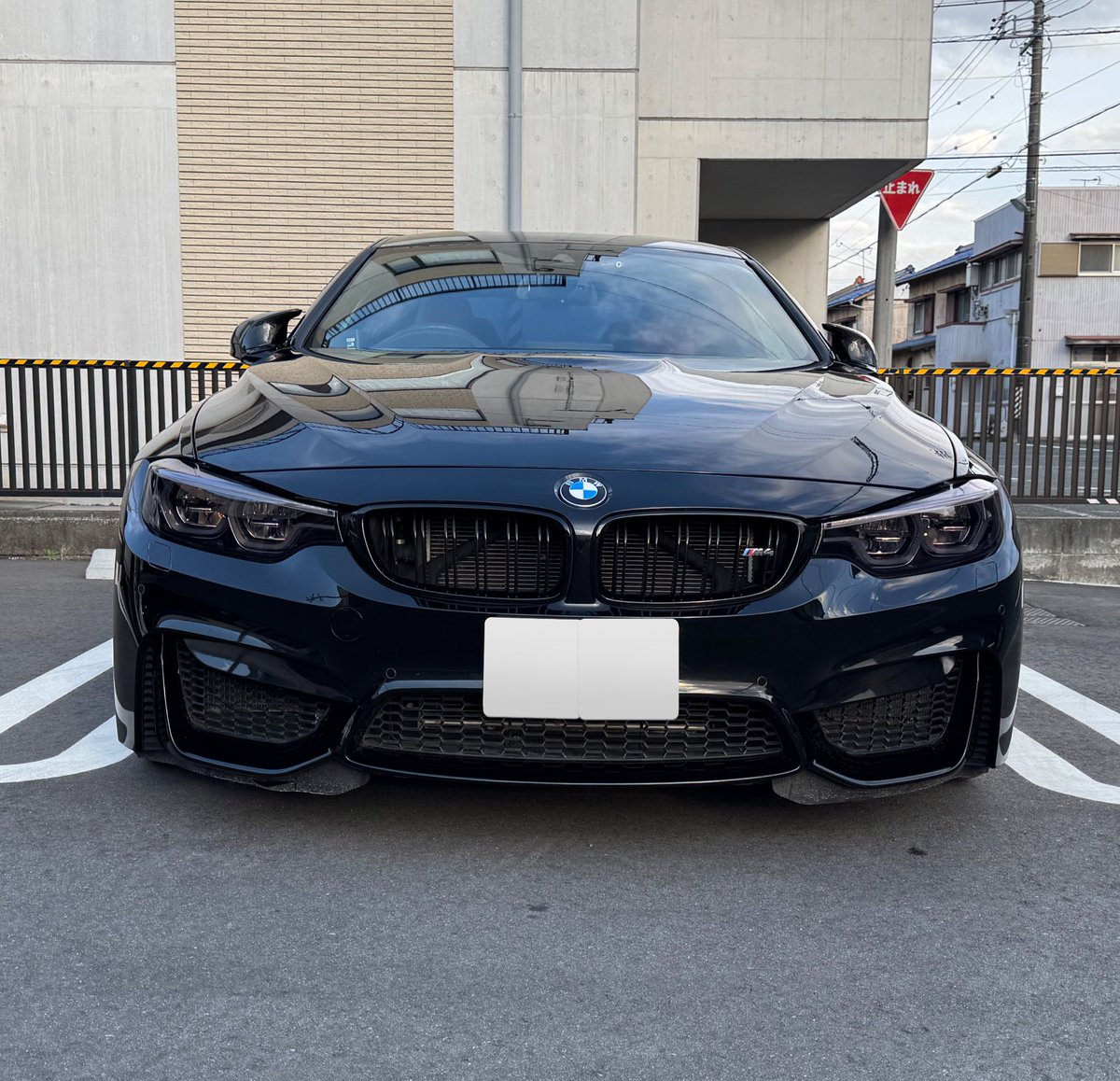 y_f8x's tweet photo. ヘッドライトのリペアして頂きました。
クラックが消え新品のように綺麗になって最高です！

＋プロテクションフィルムのライトスモークも施工して頂きカッコよくなりました！
カーゴシゴシさんありがとうございました！
#カーゴシゴシ https://t.co/5OXBcNDPLv