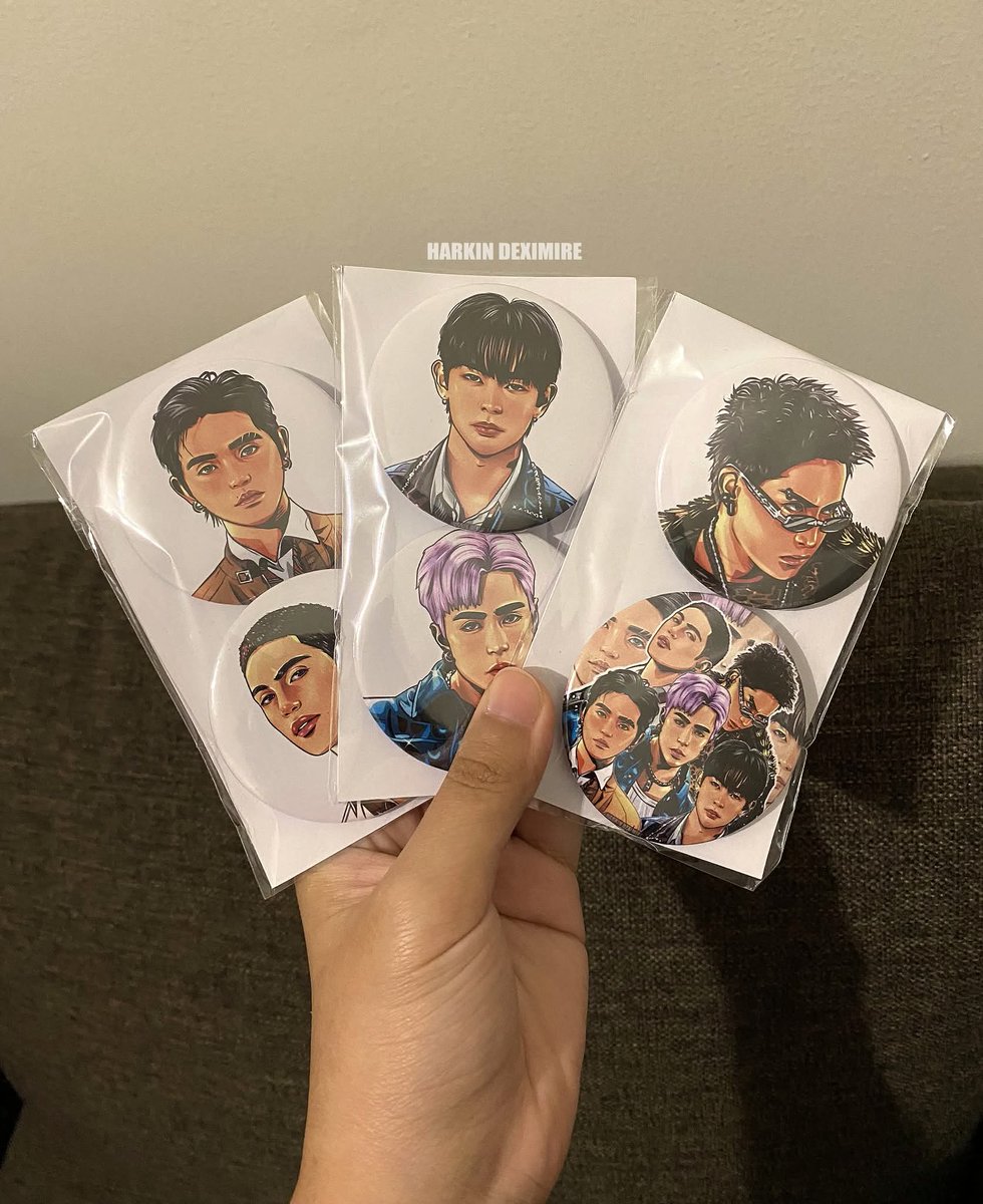 Yey! SLMT to Ms. Karen for grabbing 1 set of my VISA fanart! 😊🙏✨
Pin badges of VISA and DAM original fanart are available to pre-order. Message me if interested! 💌

#SB19 #SB19WakasAtSimula #SB19WaS #art #artwork #drawing #draw #design #pin #pinbadge #customized #orders