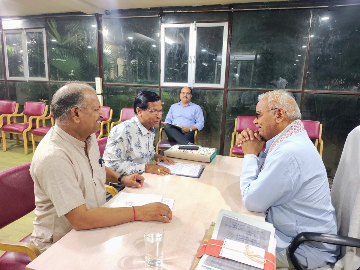 #बड़ी_खबर
संगठन के प्रतिनिधि मंडल ने प्रदेशाध्यक्ष श्री <a href="/RCPushkarnaRSSR/">रमेश चंद्र पुष्करणा</a>  के नेतृत्व में माननीय शिक्षा मंत्री श्री <a href="/madandilawar/">Madan Dilawar</a> से मिल कर शिविरा पंचांग में  शिक्षकों के अवकाश कम करने पर जताया विरोध।