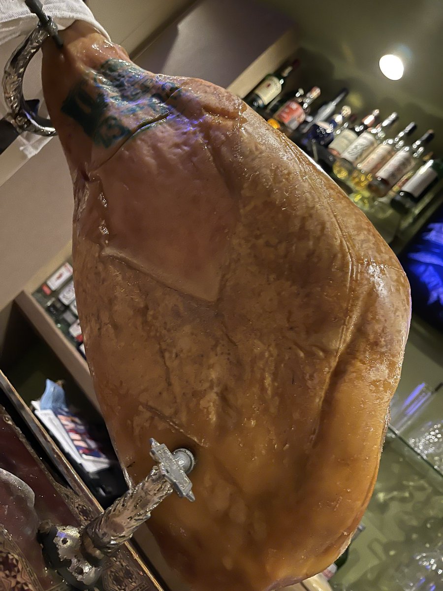 bar_hotaru's tweet photo. 「ちょっとだけ贅沢したい夜に🥂✨」

NEWで入った“生ハムの原木”🫶
切りたてだからこそ味わえる、
とろける旨みと香りがたまらないです…

重たすぎないから、お酒とも相性◎
ひと��でも、ふらっとでも大歓迎です🌙

“ちょっといい時間”過ごしに来ませんか？☺️ https://t.co/QktD4ZAhZD