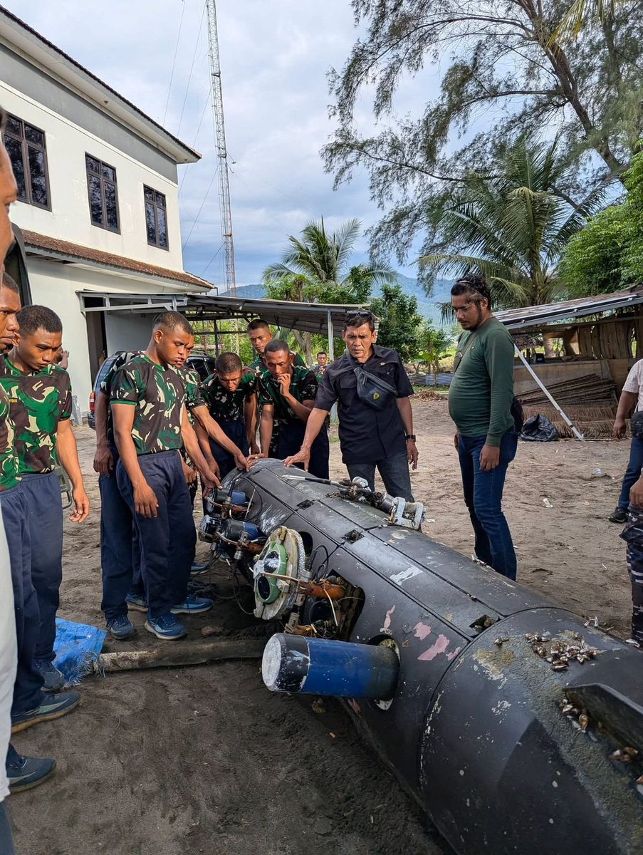 nuwangzi's tweet image. #CSIC 

Indonesian fishermen discovered a suspected Unmanned Underwater Vehicle (UUV) near the Lombok Strait.

Photos released by local media show a CSIC logo on its hull. The UUV has been recovered by the Indonesian Navy and will be sent to the Mataram naval base