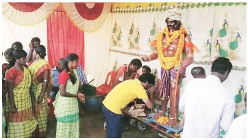 viprabuddhi's tweet image. Just so you know, TMC leaders actively fund Mahishasura Puja in Jangalmahal

Birbaha Hansda, the Forest Minister, lobbied to declare tribals as non-Hindus. TMC passed a bill for it back in 2023

Most Kudmis are practicing Hindus, only a small section of them are Sarna followers