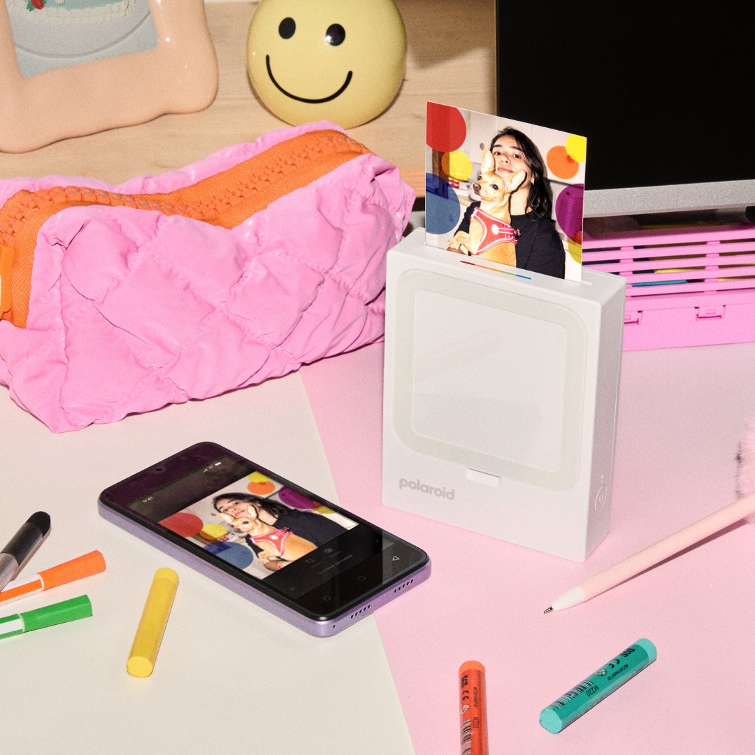Polaroid's tweet image. Life is not made for pixels. The Polaroid Hi-Print 3×3 Printer joins the Hi-Print family, turning your favorite shots into high-quality square prints: perfect for journaling, sharing, or showing off. 

#PolaroidHiPrint